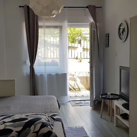 Lara Apartment *